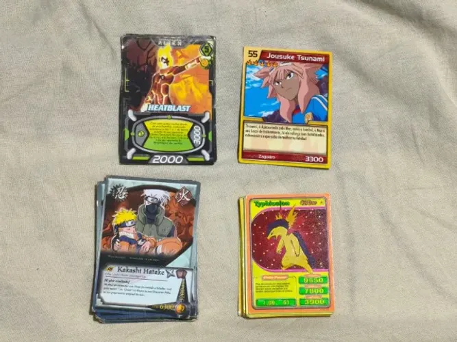 Cartas sortidas de Naruto e Pokémon (réplicas)