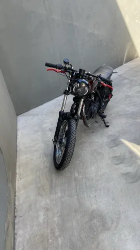 Intruder estilo Café Racer