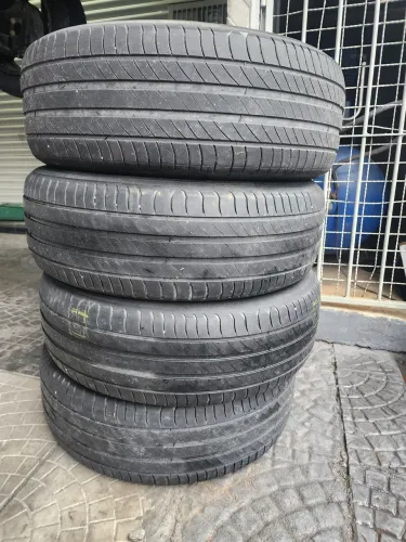 Pneus usados 215 60 17 estavam em uma duster