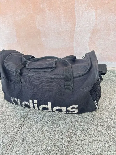 Bolsa Adidas para prática esportiva ou viagens