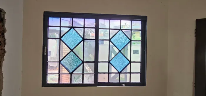 Janela de ferro com vitral