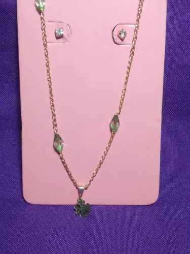 conjunto colar e brincos trevo e cristais da sorte