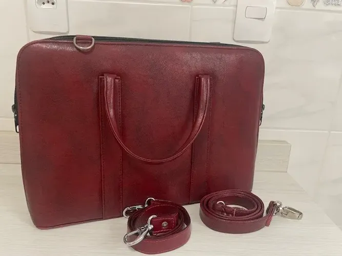 Bolsa / pasta profissional vermelha, com alças removíveis