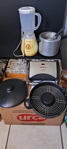 1 liquidificador, 1 panela de pressão e 1 sanduícheira grill e 1 churrasqueira de fogão