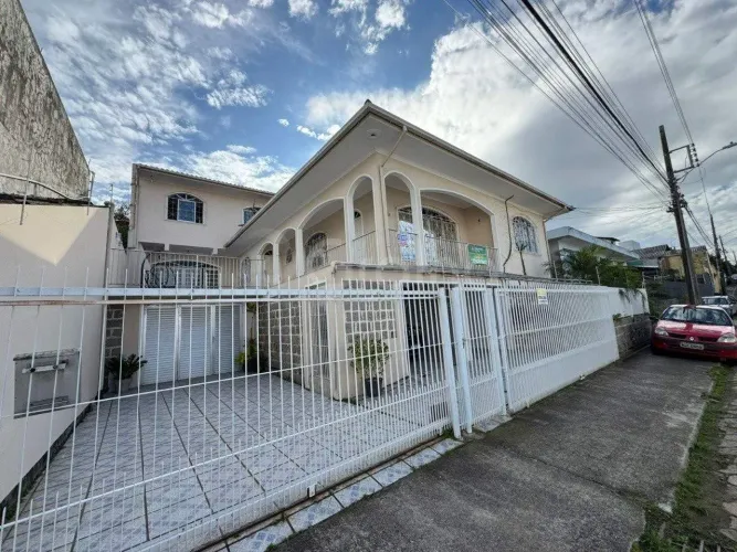 Casa para Venda em Florianópolis, Capoeiras, 3 dormitórios, 1 suíte, 5 banheiros, 2 vagas