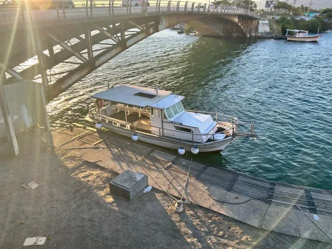 Barco de passeio para 16 pessoas e 1 tripulante