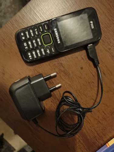 Celular e cabos