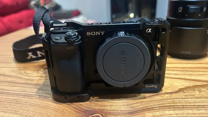 Sony A6400 + 18-105mm F4 G OSS + SmallRig + 2 baterias originais