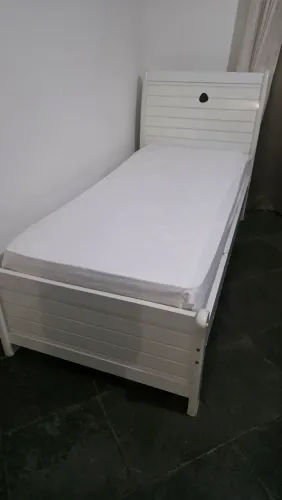 Cama de solteiro branca