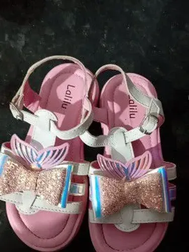 Vendo uma sandália tamanho 26 usada poucas vezes