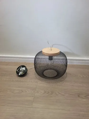 Luminária pendente em metal e madeira, marca ECOLINE, em condições perfeitas.
