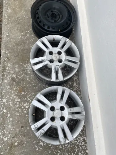 Rodas semi novas aro 15 originais