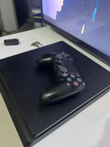 Ps4 slim 1t , um controle em perfeito estado .