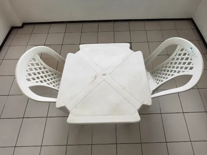 Conjunto de Mesa Plástica Quadrada com 2 Cadeiras