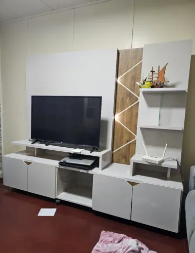 Rack com rodízios para TV até 55" Freijó com off white (LER CONDIÇÕES)