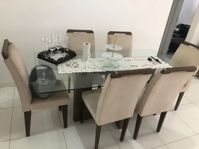 Mesa de vidro com 6 cadeiras