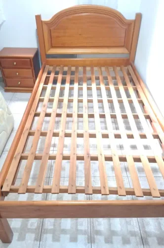 Cama de madeira cerejeira solteirão ou viúva