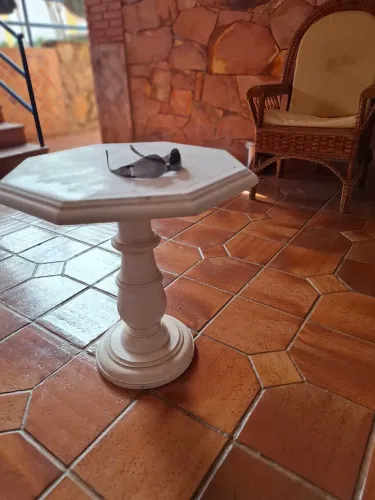 Mesa de canto hexagonal