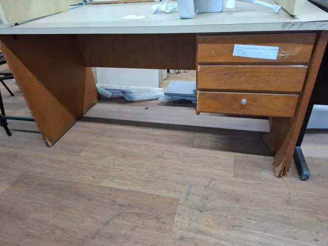 MESA DE ESCRITÓRIO c/ 3 GAVETAS, TAMPO FÓRMICA BEGE COM 3 GAVETAS EM CEREJEIRA. 76x1,50x70