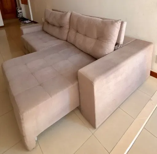 Sofá retrátil. Medidas 2,50m frente x 1,13m (fechado) 1,80 (aberto) profundidade.