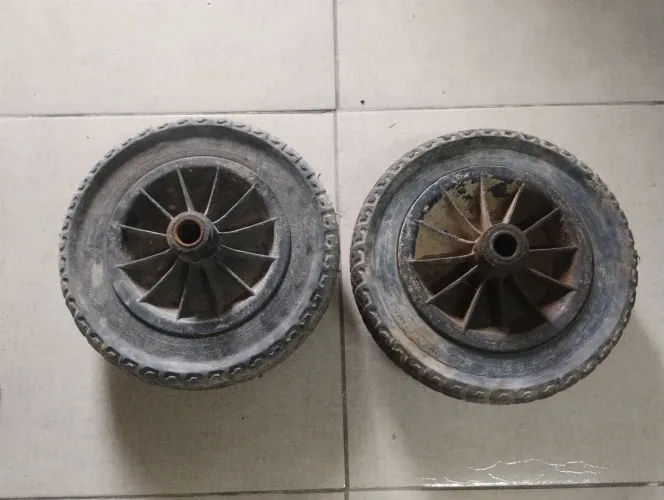 vendo ou troco 2 rodas de carrinho de pedreiro