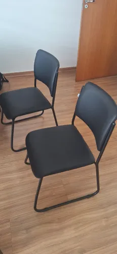 Cadeiras sala de atendimento couro preto