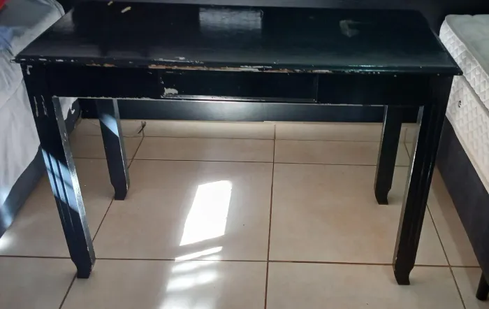 Mesa para quarto (madeira)