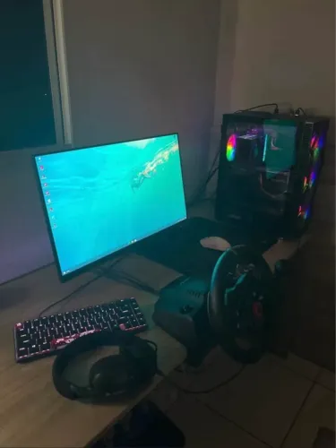 Pc gamer, periféricos high end, volante não incluso.