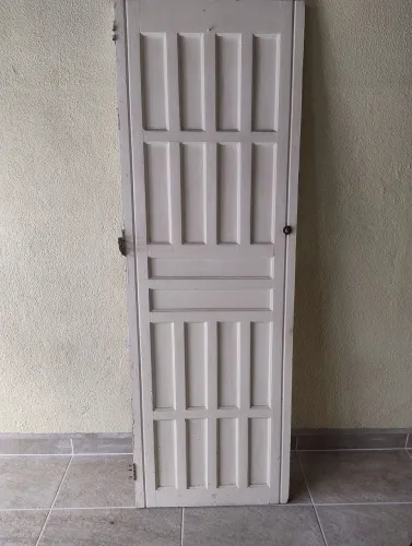 Porta de madeira maciça e vitro de alumínio 