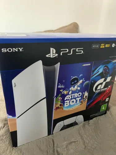 PS5 Slim Digital 1TB + Astro Bot e Gran Turismo 7 | Muito novo! ?