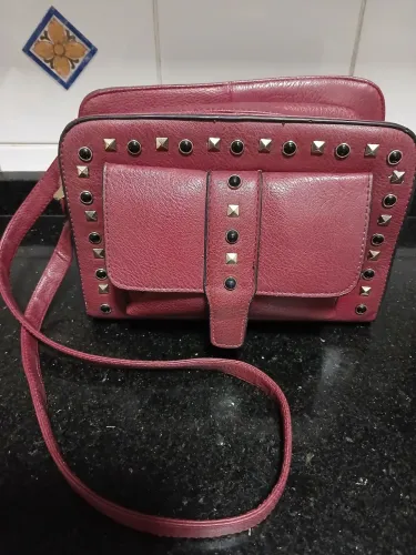 Bolsa de couro com detalhes