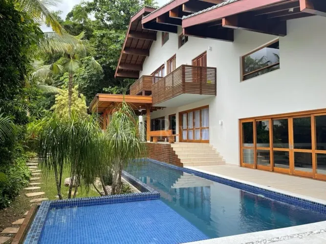 Casa a Venda em Pauba, Condomínio Fechado a 700 metros da Praia em São Sebastião/SP