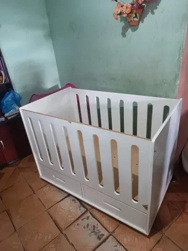 Berço de MDF reforçado com 2 gavetas e vira mini cama 