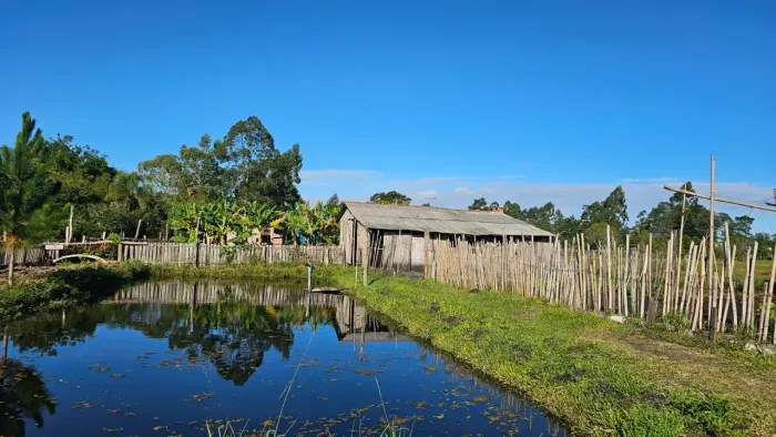 Velleda oferece magnífico sítio de 4500m² com casa boa, açude, galpão amplo em Águas Clara