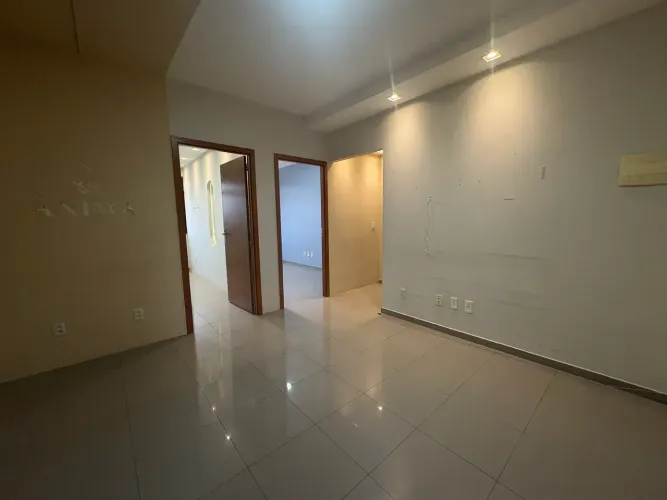 Sala comercial 40m² com 02 divisões internas e 01 lavabo - Centro