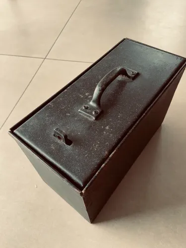 Caixa cofre portátil antiga