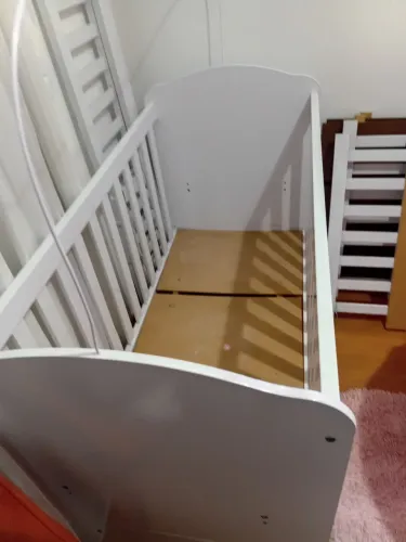 Berço para bebê com colchão.