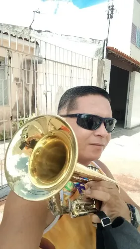 Professor de música e instrumental. Trompete ?, flauta?e outros.