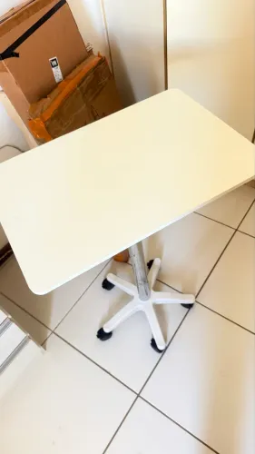 Mesa articulada com rodas
