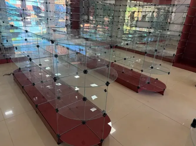 Vitrines Modulares Premium em Vidro Temperado