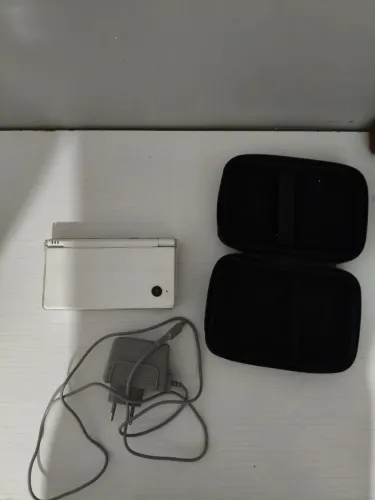 Nintendo DSi Desbloquado com bateria recém trocada + Case de Acrílico, Carregador, Bolsa