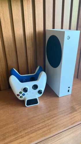 Xbox Series S 512 GB + 2 Controles + Carregador de Controles - Excelente Estado