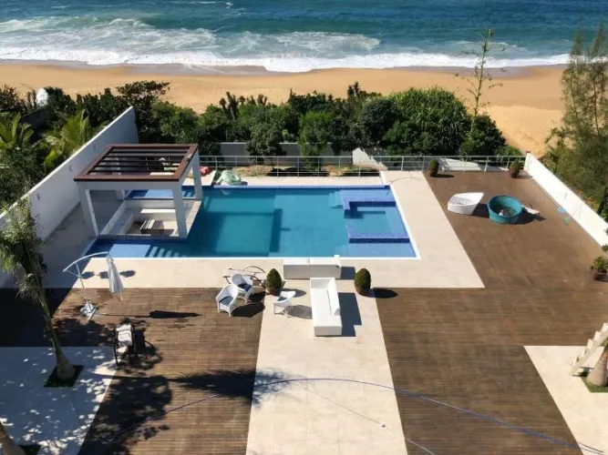 ESPETACULAR MANSÃO CASA COM PISCINA FRENTE MAR EM BALNEÁRIO CAMBORIÚ
