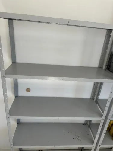 estante com 5 prateleiras de ferro