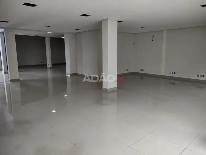 GALPÃO COMERCIAL ESPAÇOSO COM SETOR DE ARMAZENAGEM