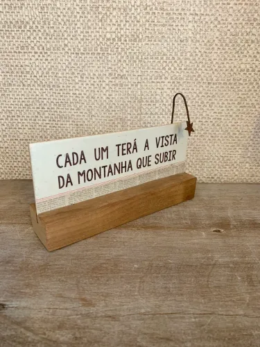 Placa decorativa ? cada um terá a vista da montanha que subir? em madeira e ferro