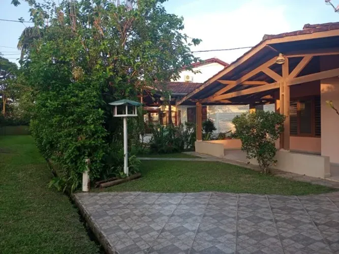 Casa disponível p/ Temporada, Acomoda até 12 pessoas, 100m da Praia da Maranduba - Ubatuba