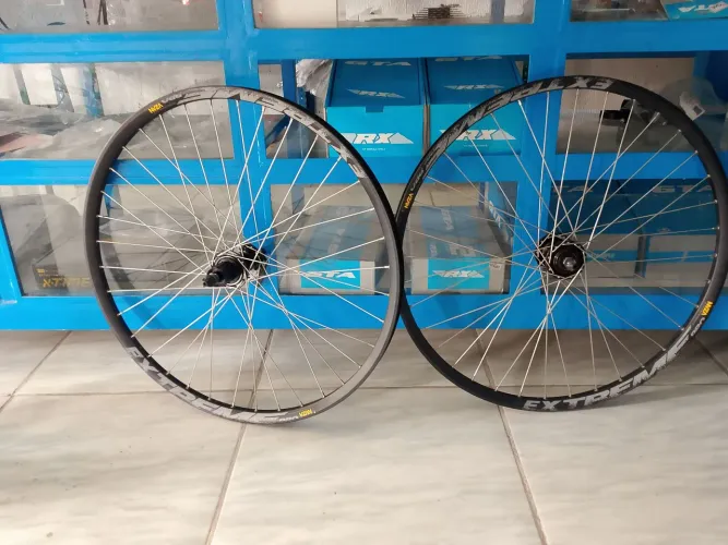 Rodas extreme 26 reduzido com raios inox bace e cubos barulhentos