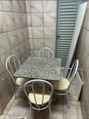 Mesa com quatro cadeiras