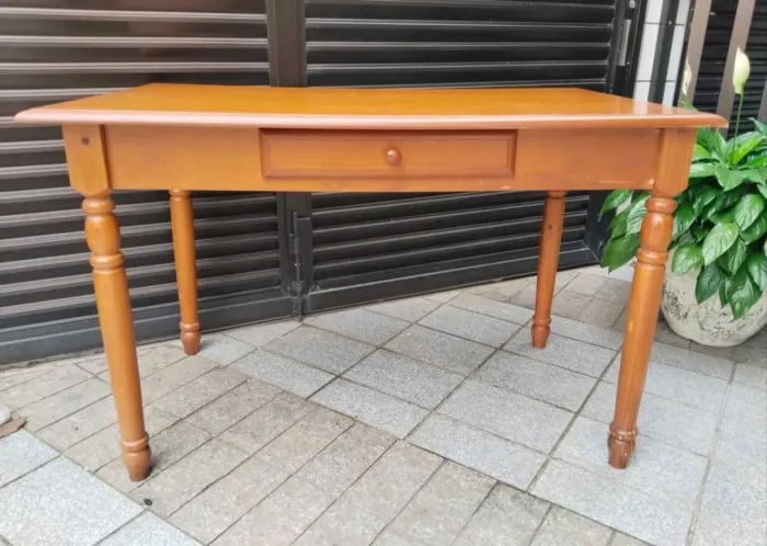 Mesa de madeira com gaveta para escritório